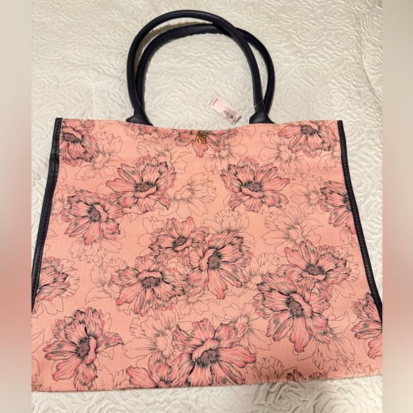 Victoria’s Secret overnight bag - Picture 1 of 4